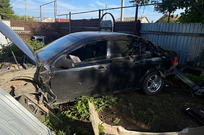 Влетела в огород: в Безенчуке 12 мая столкнулись две легковушки 