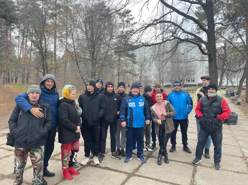 В Тольятти добровольцы устроили субботник в сквере на территории больницы