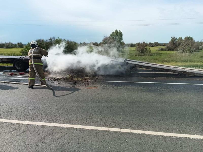 В Самарской области у трала загорелись колеса на дороге 