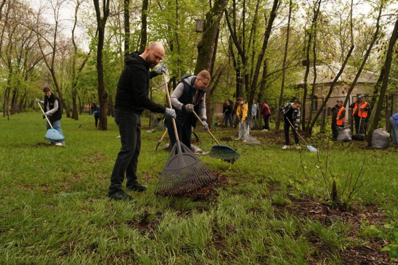 В день Всероссийского субботника Михаил Смирнов и новый состав молодежного правительства вышли на уборку территории в парке "Молодежный"