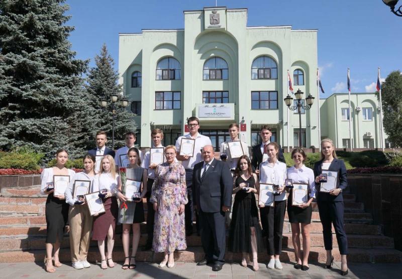 В Самаре Елена Лапушкина наградила школьников, набравших 100 баллов на ЕГЭ