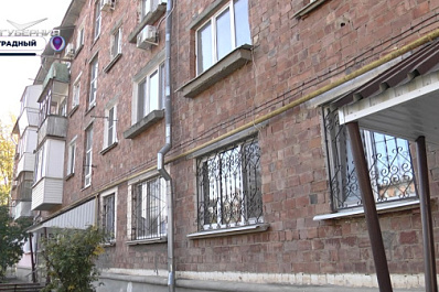 В Отрадном приводят в порядок дом на улице Гайдара