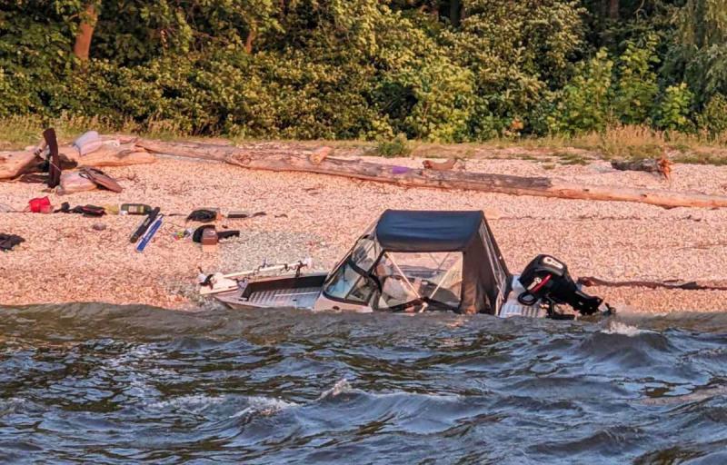 Шторм на Волге: лодку с ребенком выбросило на берег