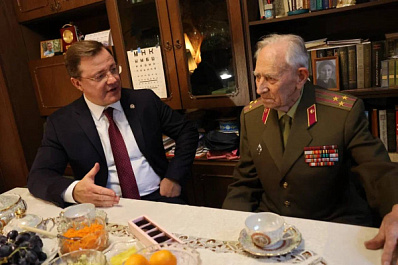 Дмитрий Азаров поздравил со 100-летним юбилеем ветерана Великой Отечественной Льва Онуфриева