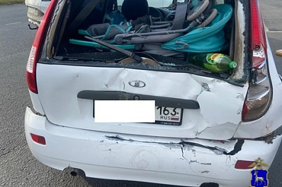 В Самаре грузовик протаранил "Калину" с матерью и двумя детьми