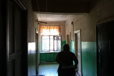 Среди трещин и грибка: в Самаре жители аварийного дома добиваются расселения