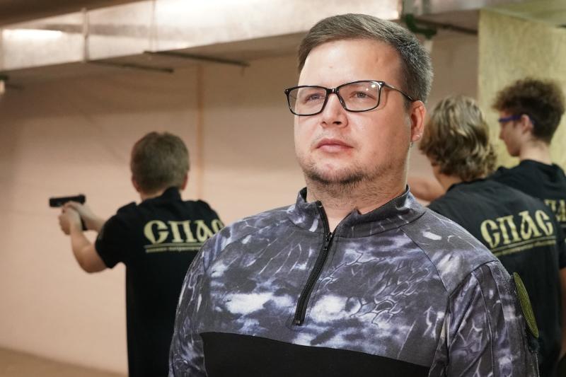 Многозадачность Максима: ветеран СВО готовит молодежь к армейской жизни