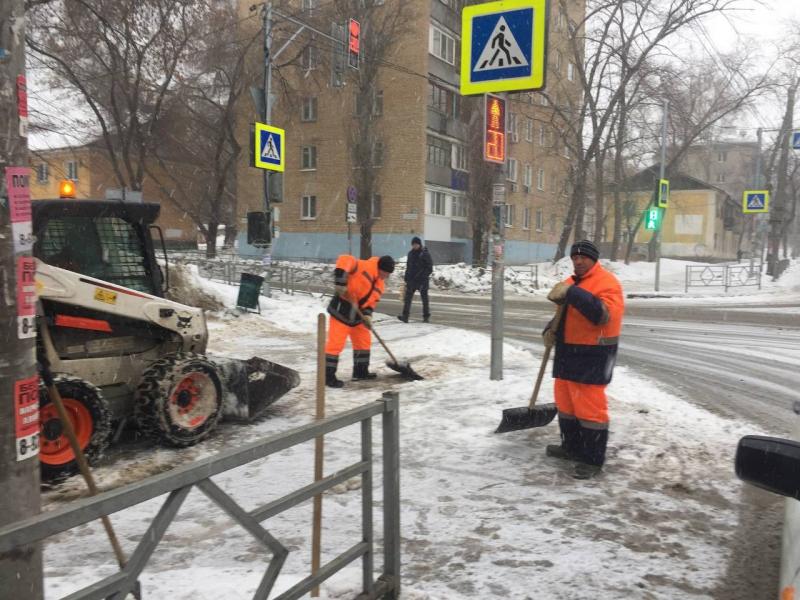 2 152 уборщика расчищают улицы Самары во время аномальных осадков и ветра 5 марта