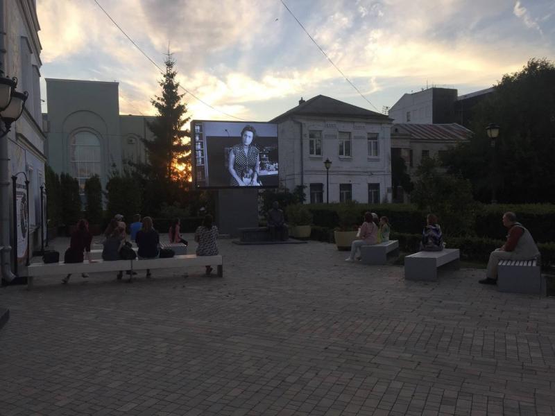 В выходные в сквере Эльдара Рязанова покажут советские комедии