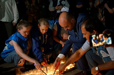 На площади Славы в Самаре прошла Международная акция "Огненные картины войны"