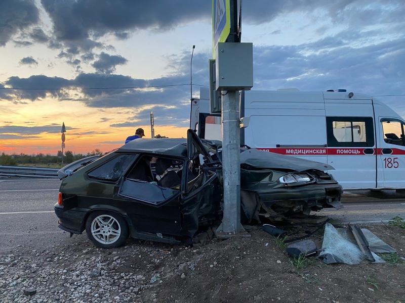 Под Самарой легковушка влетела в светофор