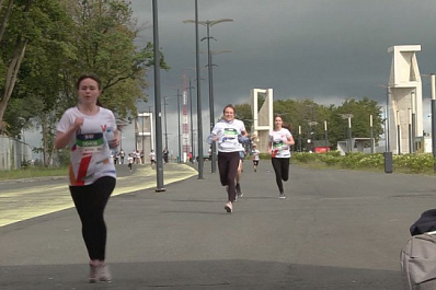 В Самаре фанаты здорового образа жизни пробежали полумарафон  