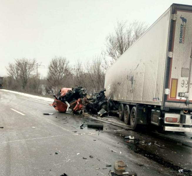 На трассе "Обход Самары" 12 декабря лоб в лоб столкнулись два большегруза