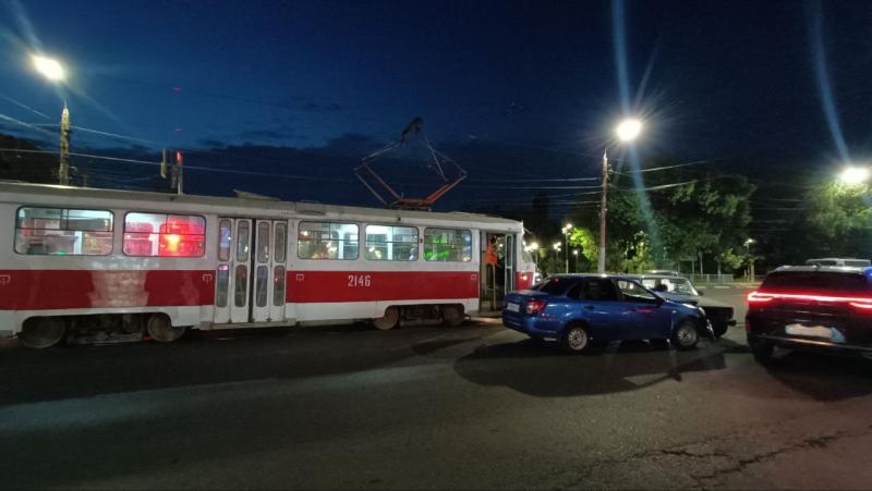 В Самаре на перекрестке улиц Авроры и Аэродромной столкнулись "Гранта" и "пятерка"