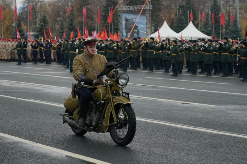 Фоторепортаж: в Самаре состоялся юбилейный Парад Памяти