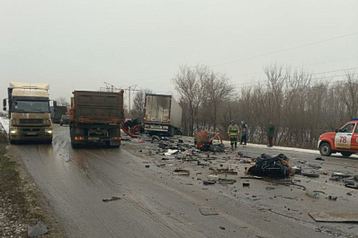 На трассе "Обход Самары" 12 декабря лоб в лоб столкнулись два большегруза