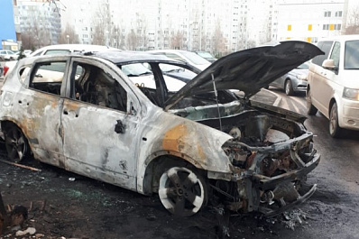 В Тольятти огонь уничтожил Nissan и повредил еще 4 автомобиля