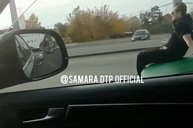 Как у Тарантино: в Самаре молодой парень ездил на капоте "Жигулей"