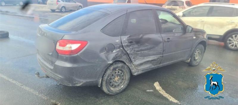 В Самаре молодой водитель Mercedes-Benz снес три припаркованные машины