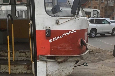 В Самаре "дерзкий" автобус подрезал трамвай и скинул его с рельсов