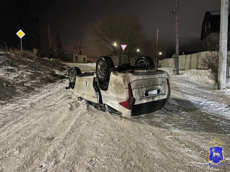 Четыре человека пострадали в перевернувшемся внедорожнике в Сызрани
