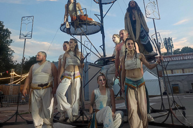 Самарский уличный театр "Пластилиновый дождь" показал премьеру в Петербурге