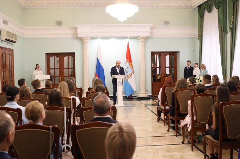 Вячеслав Федорищев вручил медали отличникам