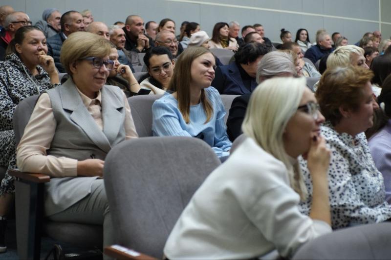 Пути решения: губернатор Вячеслав Федорищев провел встречу с жителями Кинельского района 