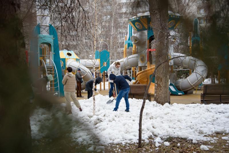 Около 100 самарцев приняли участие в Гагаринском субботнике в сквере Фадеева