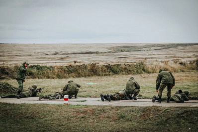 Мотострелки ЦВО провели боевые стрельбы с новобранцами спортивной роты ЦСКА под Самарой
