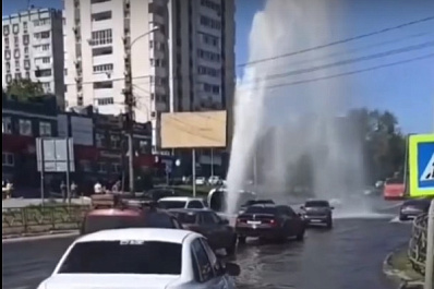 В Самаре на улице Советской Армии забил коммунальный фонтан