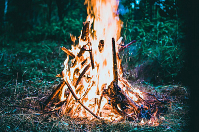 В МЧС предложили смягчить правила разведения костров на дачах