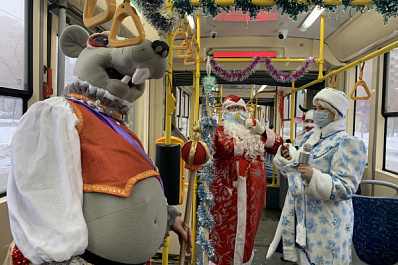 В Самаре по новогоднему маршруту курсирует праздничный трамвай