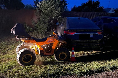 В Самарской области мужчина на квадроцикле влетел в припаркованную иномарку