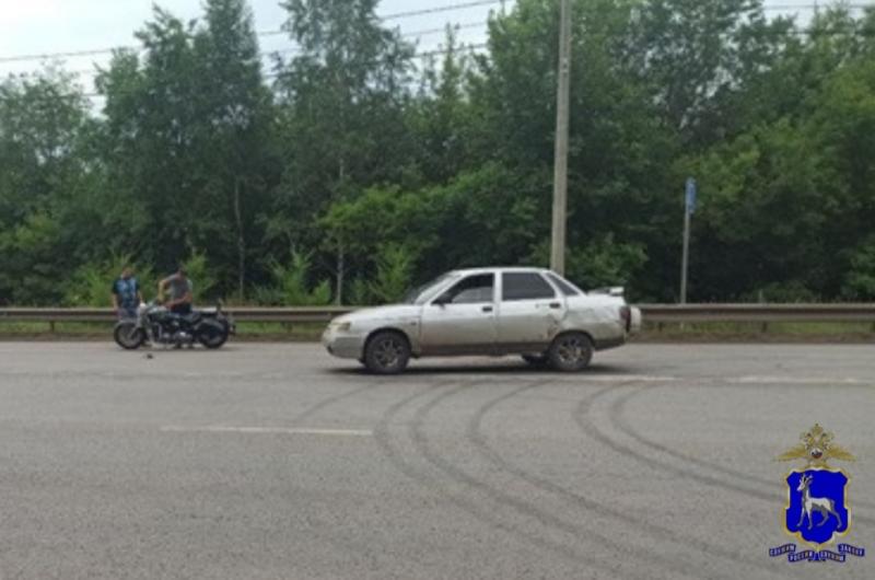 В Самарской области на трассе мотоциклист врезался в "десятку"