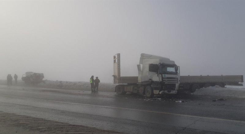 Под Самарой в ДТП с грузовиком и двумя легковушками погиб человек