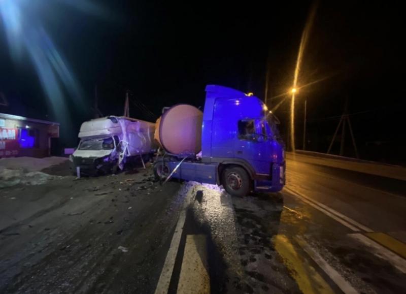 На трассе М5 в Самарской области Volvo столкнулся с грузовиком