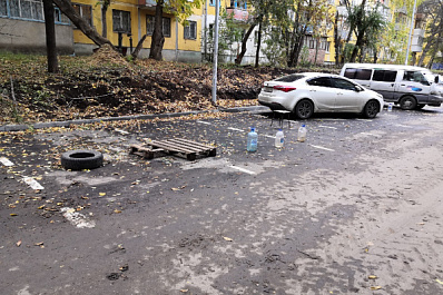 Бутылки, колёса, табуретки: самарские водители нашли хитрый способ парковки