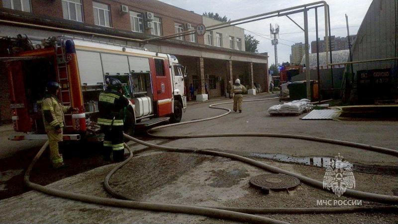 В Самаре на Солнечной горит ангар