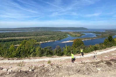 Рабочие спиливают деревья на Вертолетной площадке в Самаре 