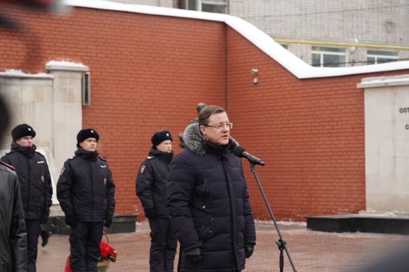 "Мы помним их имена": Дмитрий Азаров возложил цветы к Вечному огню в память о погибших при исполнении служебных обязанностей