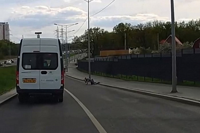 В Самаре на проезжую часть выполз окровавленный мужчина