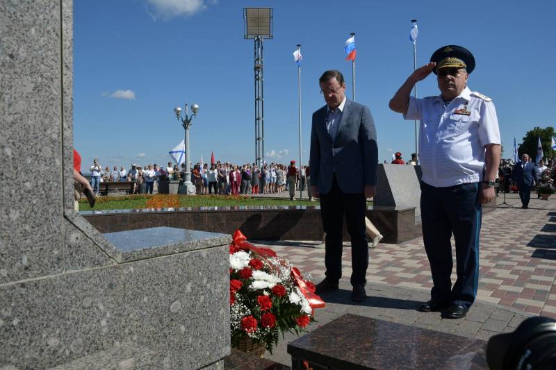 Дмитрий Азаров возложил цветы к памятнику Соловецким юнгам   