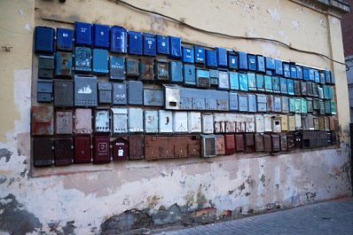На стене на Ленинградской в Самаре начали монтировать почтовые ящики 