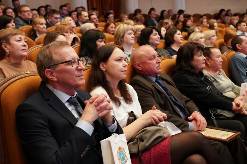 Дмитрий Азаров поблагодарил работников сферы ЖКХ за ежедневный труд