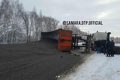В Самарской области на Рождество перевернулся грузовик с семечками