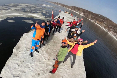 Пятнадцать на льдине, не считая собаки: самарцы устроили экстремальный отдых