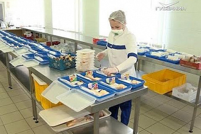 В Тольятти волонтеры разносят ланч-боксы пожилым на самоизоляции