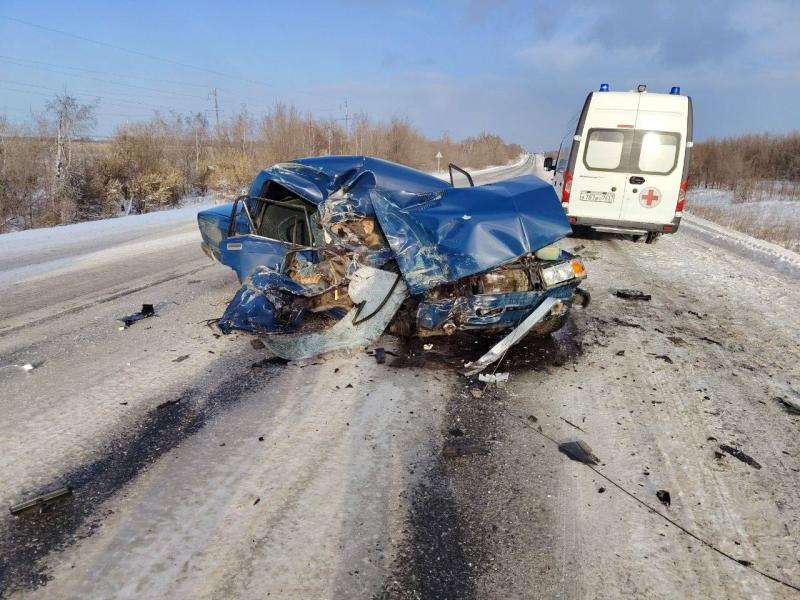 В Безенчукском районе 15 декабря при столкновении легковушки и грузовика погибла женщина