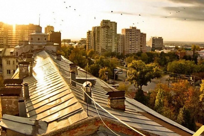 Свешивались вниз и катались на самокате: в Самаре закрыли вход на опасную крышу